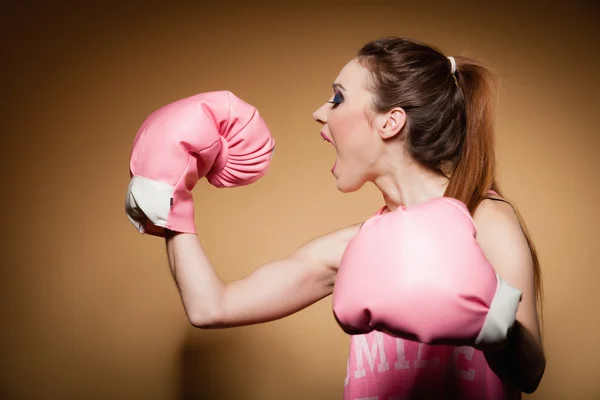 Mulher boxer vestindo luvas grandes — Fotografia de Stock