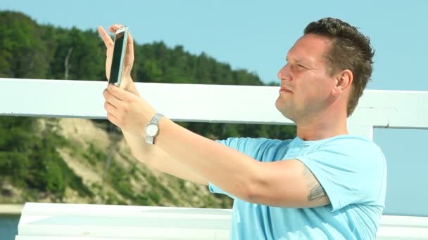 Adam alma selfie ile smartphone — Stok video