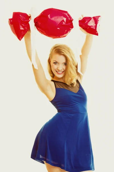 Menina com presente vermelho — Fotografia de Stock