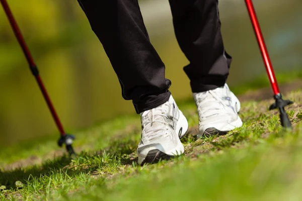 Női lábak, Túrázás a parkban — Stock Fotó