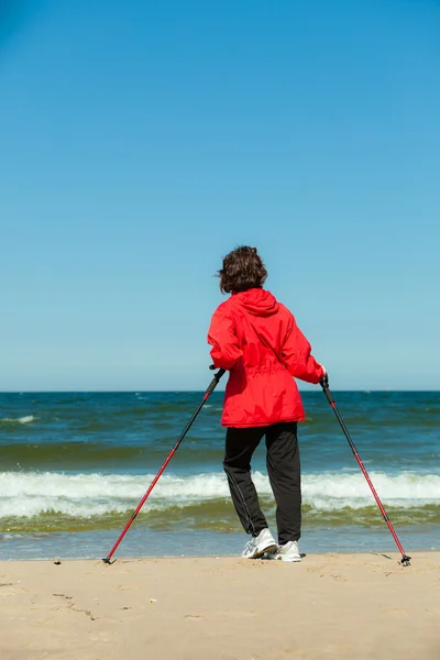 Жінка, що гуляє на пляжі . — стокове фото