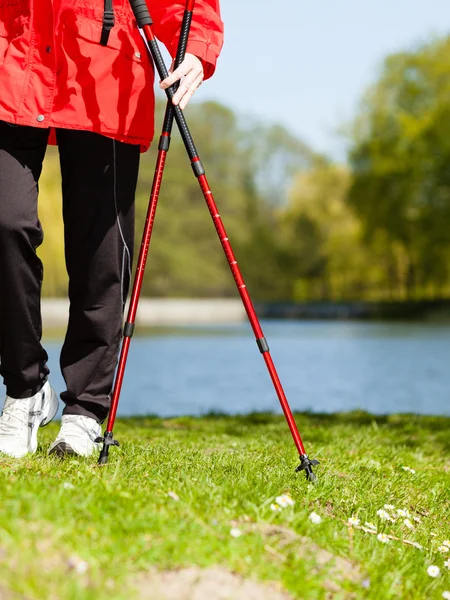 Kvinnliga ben vandring i parken — Stockfoto