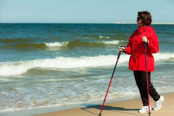 Senderismo de mujer en la playa . — Foto de Stock