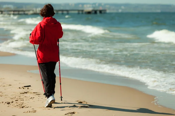 Mulher caminhando na praia — Fotografia de Stock