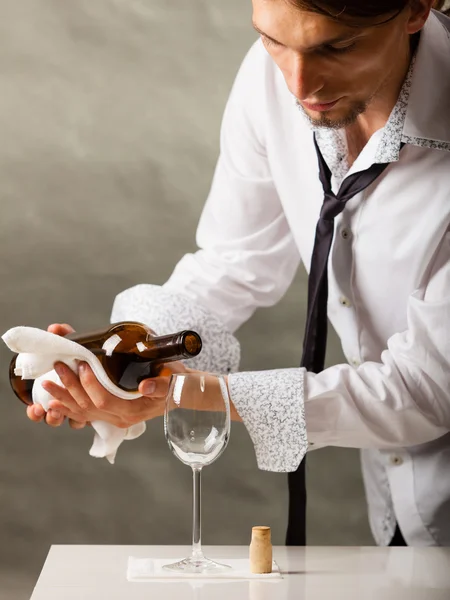 Garçom derramando vinho em vidro — Fotografia de Stock