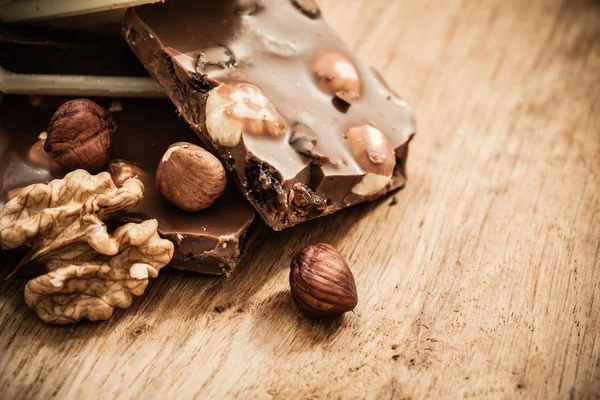 Milk chocolate and hazelnuts — Stock Photo, Image