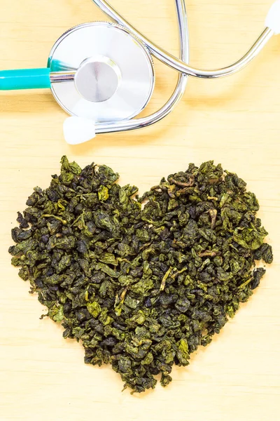 Chá folhas em forma de coração e estetoscópio — Fotografia de Stock