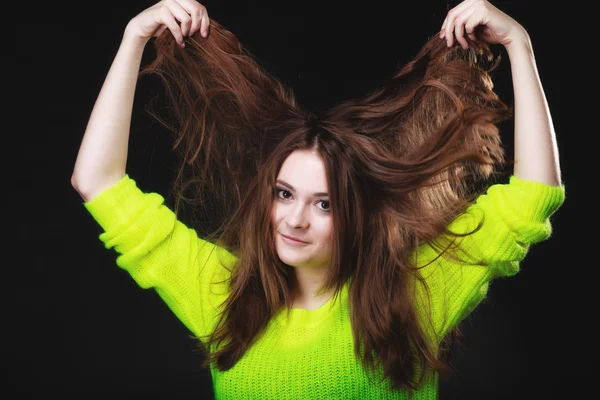 Frau zieht an ihren langen Haaren. — Stockfoto