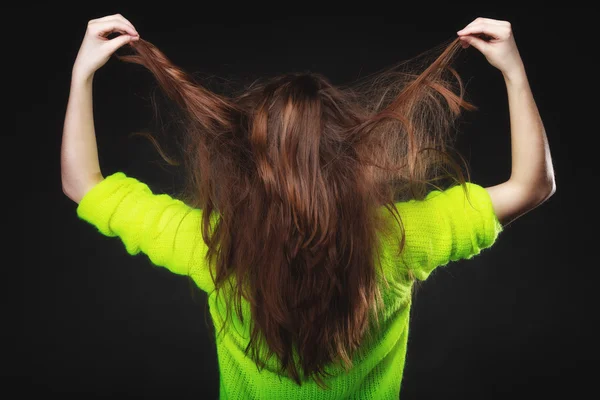Vrouw haar lange haren trekken — Stockfoto