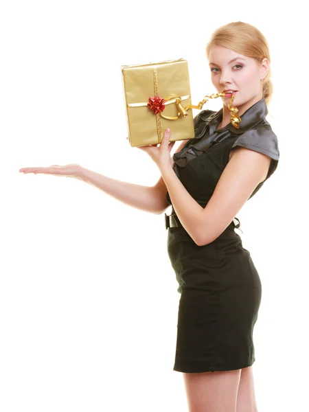 Ragazza con confezione regalo — Foto Stock