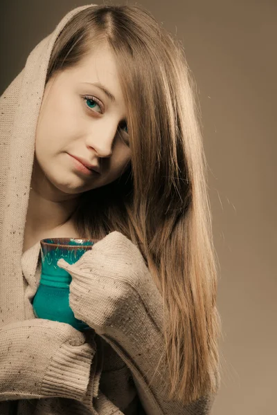 Girl holding cup of tea — Stock Photo, Image