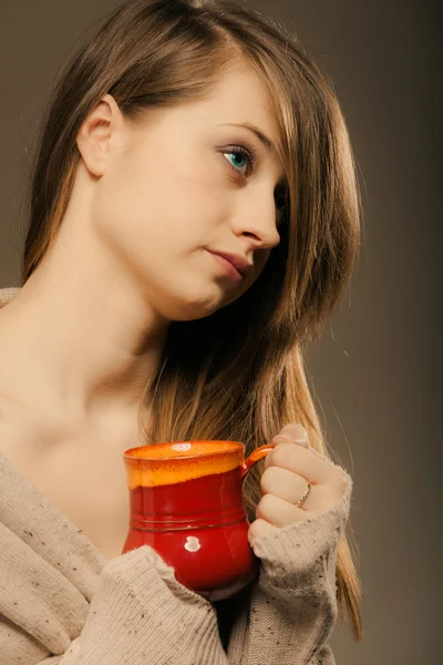 女孩控股杯茶 — 图库照片