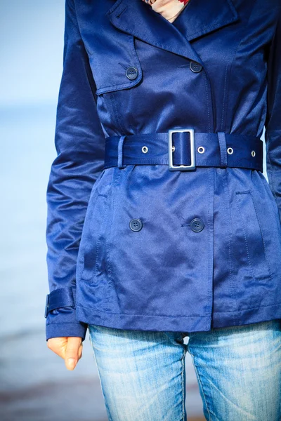 Flicka i marinblå kappa — Stockfoto