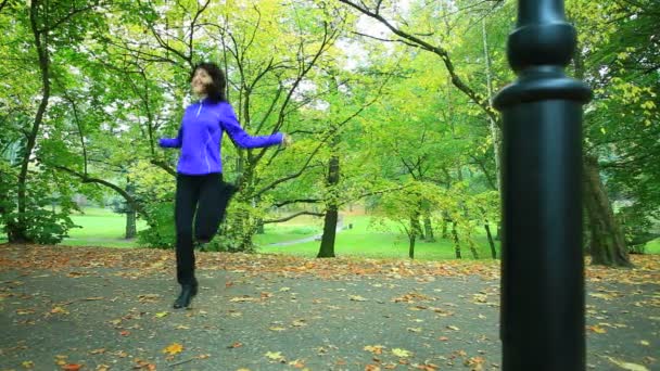 Femme faisant de l'exercice avec corde à sauter — Video