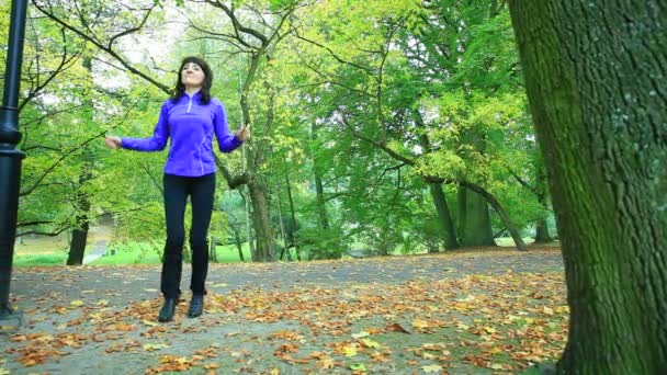 Femme faisant de l'exercice avec corde à sauter — Video