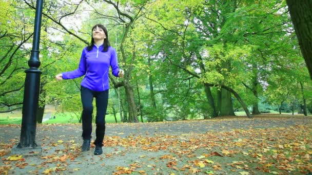 Woman doing exercise with jump rope — Stock Video