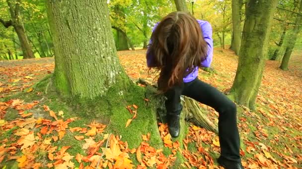 Triest vrouw zitten in park — Stockvideo