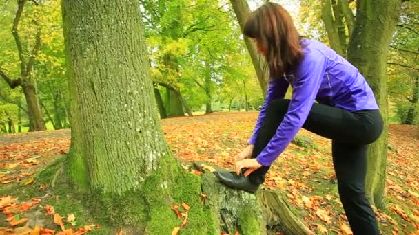 Mujer joven atando zapatos de correr — Vídeos de Stock