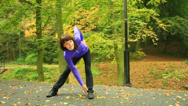 Mujer de fitness haciendo ejercicio al aire libre — Vídeos de Stock