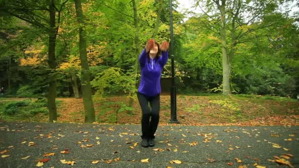 Mujer de fitness haciendo ejercicio al aire libre — Vídeo de stock