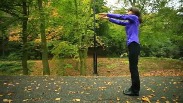 Mujer de fitness haciendo ejercicio al aire libre — Vídeos de Stock