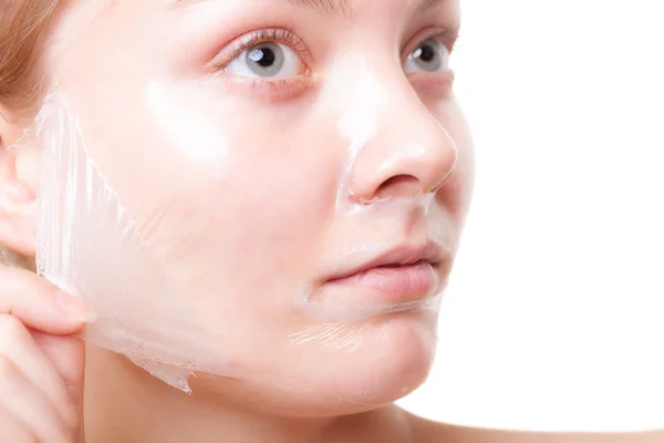 Kvinna i facial peel off mask — Stockfoto