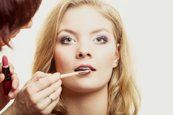 Femme appliquant rouge à lèvres avec brosse — Photo