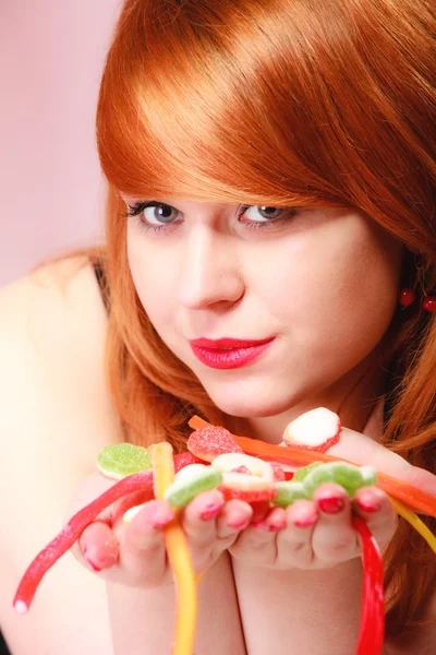 Redhair dívka drží želé bonbóny — Stock fotografie