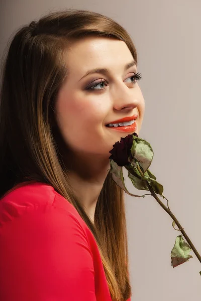 Hermosa mujer con rosa seca — Foto de Stock