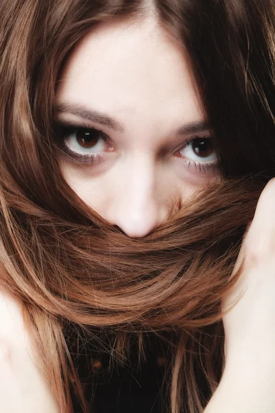 Chica cubriendo cara a cara por pelo — Foto de Stock