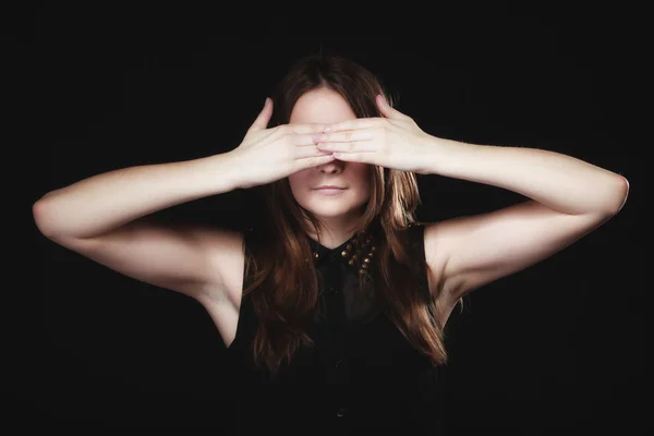 Tiener meisje voor haar ogen — Stockfoto