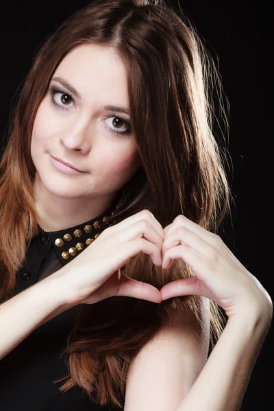 Flickan gör hjärtat formen symbol — Stockfoto