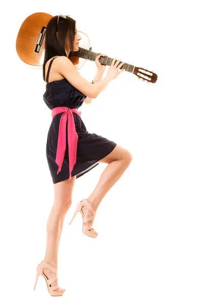 Zomer meisje met gitaar — Stockfoto