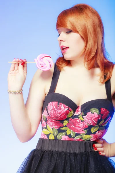 Redhair flicka håller lollipop godis — Stockfoto