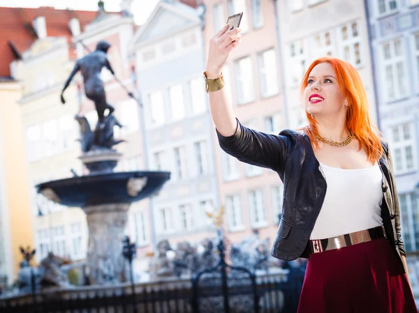 Reisende Frau macht Selfie mit Smartphone — Stockfoto