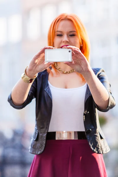 Woman taking self picture with smartphone — Stock Photo, Image