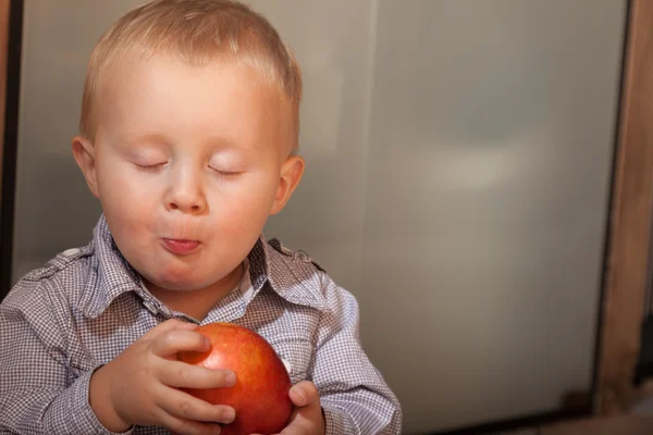 Menino comendo maçã — Fotografia de Stock