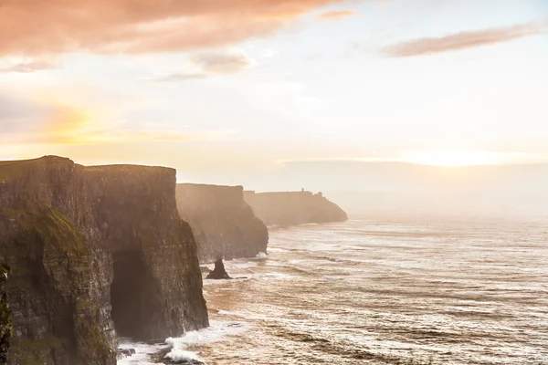 Falésias de Moher ao pôr do sol — Fotografia de Stock