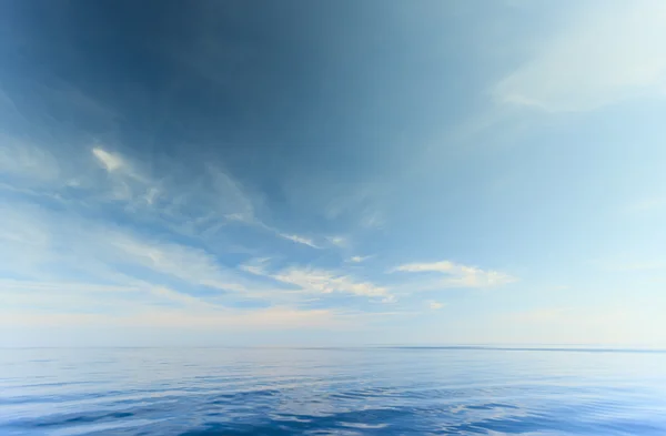 Морской горизонт и небо — стоковое фото