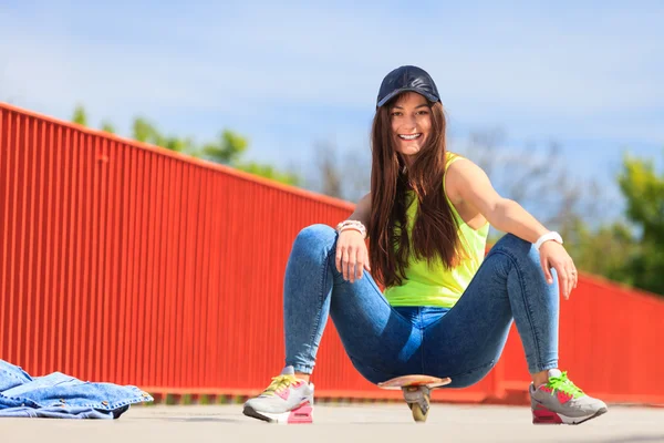 Cool meisje schaatser met skateboard — Stockfoto