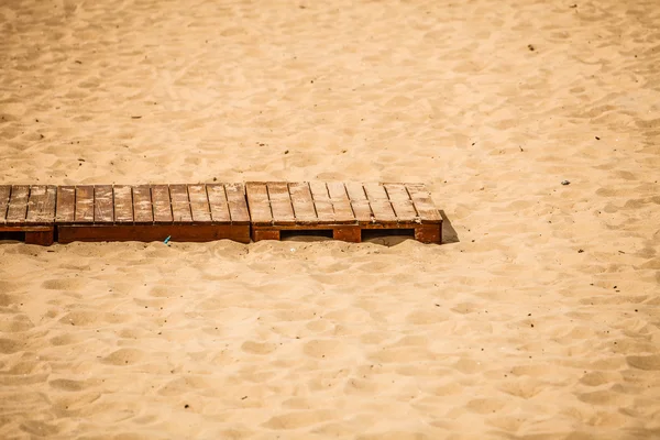 Acera de madera en la playa de arena —  Fotos de Stock