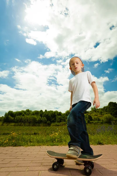 Skater pojke med sin skateboard — Stockfoto
