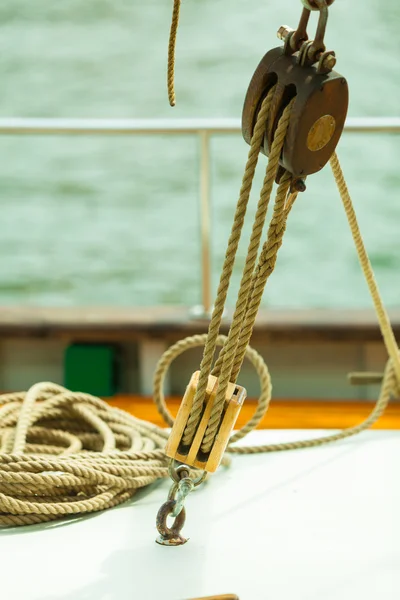 Block with rope on sailing boat — Stock Photo, Image