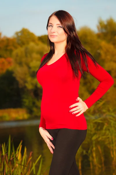 Calm pregnant woman in park — Stock Photo, Image