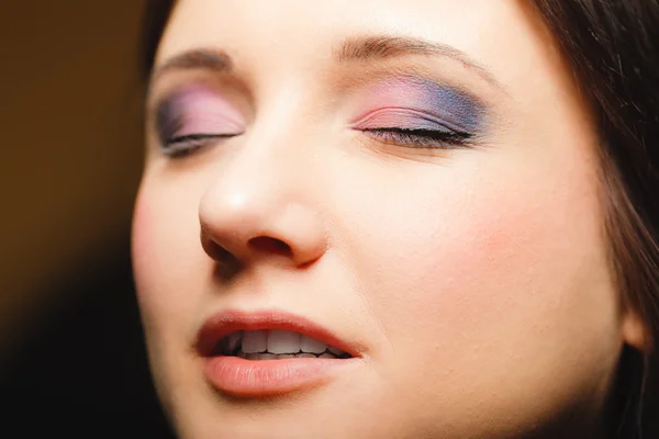 Femme avec maquillage de fard à paupières — Photo