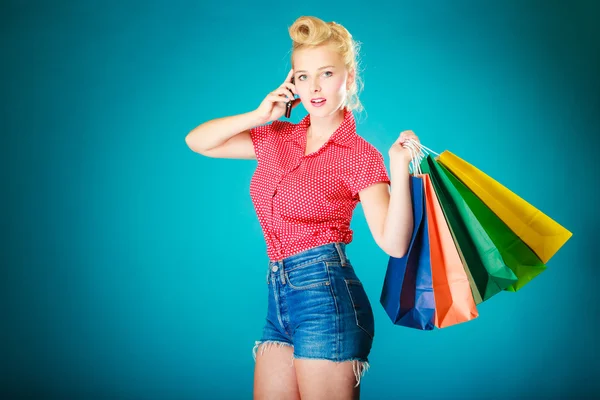 Pinup meisje met shopping tassen — Stockfoto