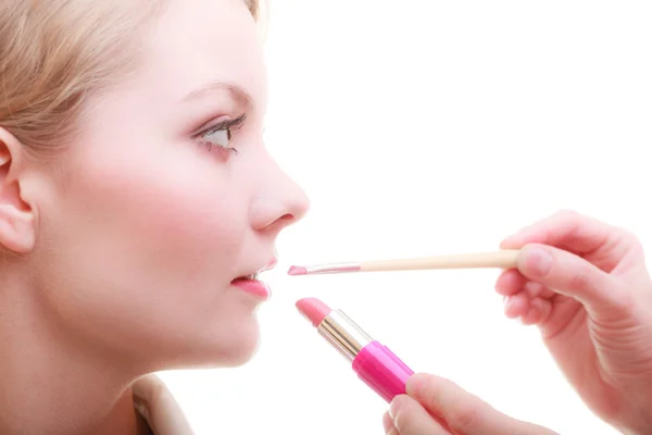 Vrouw die lippenstift met penseel aanbrengt — Stockfoto