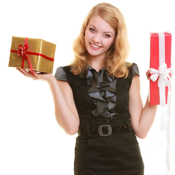 Ragazza bionda con scatole regalo — Foto Stock