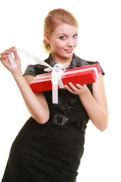 Ragazza con scatola regalo rossa — Foto Stock