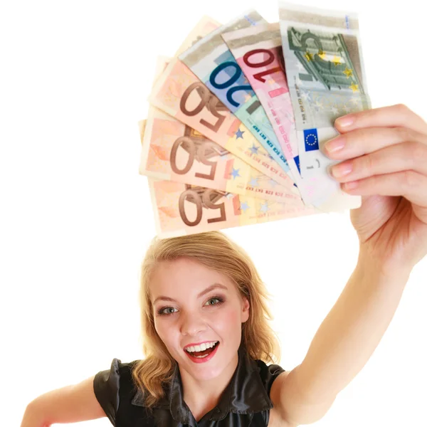 Mujer mostrando billetes en euros —  Fotos de Stock